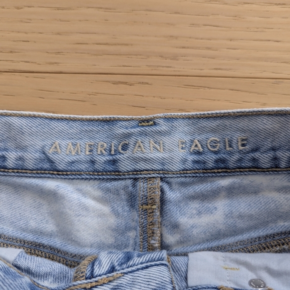 American Eagle Mom Shorts High Rise Acid Wash Distressed Denim - Size 4 - Picture 3 of 10